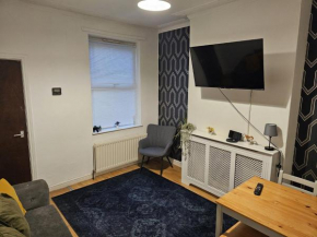 BIG Practical House in Derby Perfect for Contractors